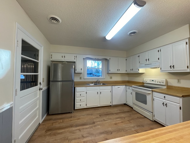 Building Photo - 418 Hillcrest Dr