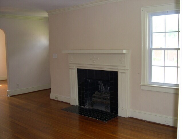 Foto del edificio - 3 bedroom, 1 bathroom house on Central Ave