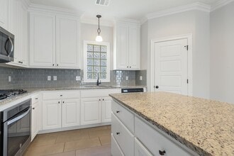 Building Photo - 2619 Cresthaven Ave