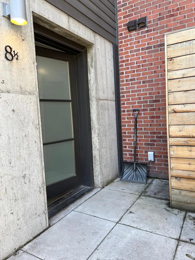 Building Photo - 8 1/2 E Beall St