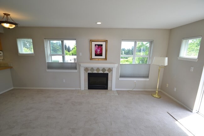 Building Photo - 12345 Roosevelt Way NE