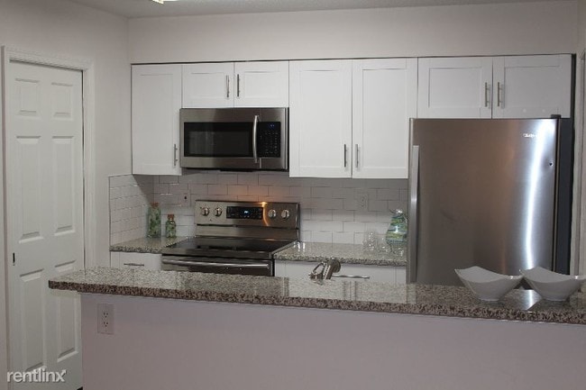 Building Photo - 2 br, 2.5 bath Townhome - 75 Hollis Wood