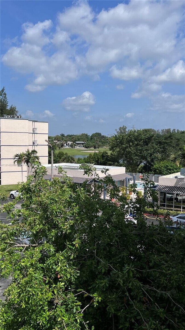 Foto del edificio - 7035 NW 186th St