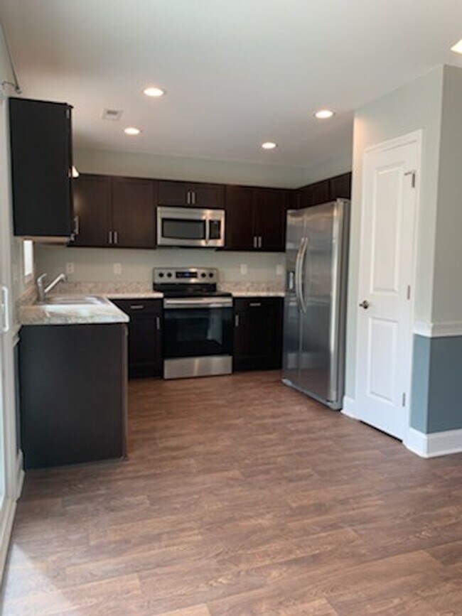 Foto del edificio - Townhome in Desirable Croatan Crossing Sub...