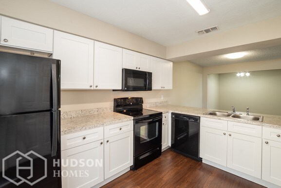 Foto del edificio - NOW AVAILABLE! - 717 Golden Sunshine Cir, ...