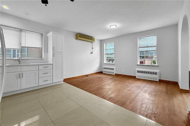Building Photo - 2166 E 18th St