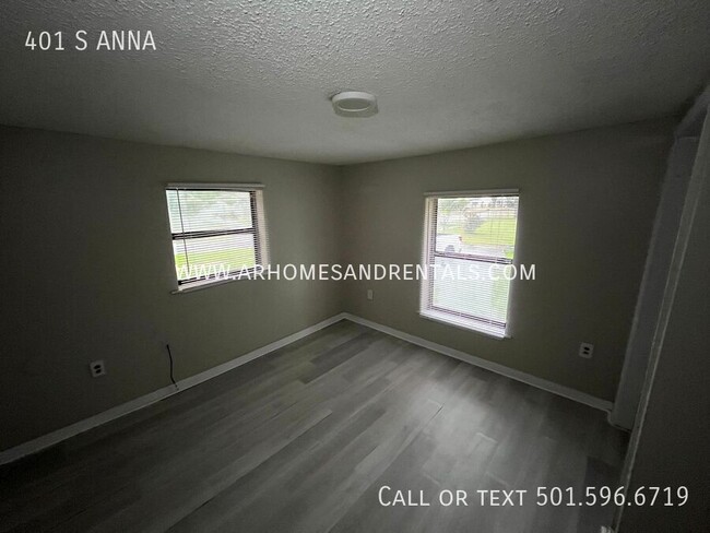 Building Photo - 401 S ANNA-