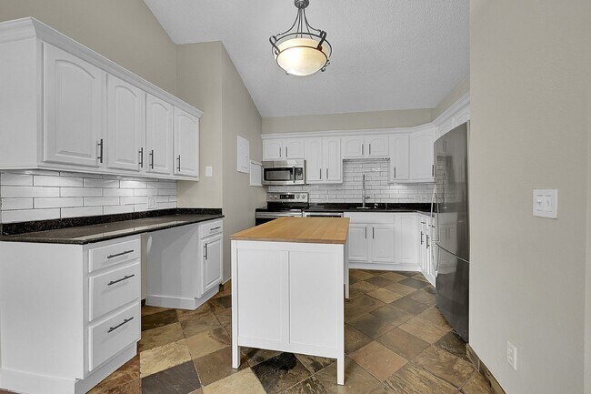 Foto del edificio - $1,650 - 2-Bed /1 bath Condo with Cozy Fir...