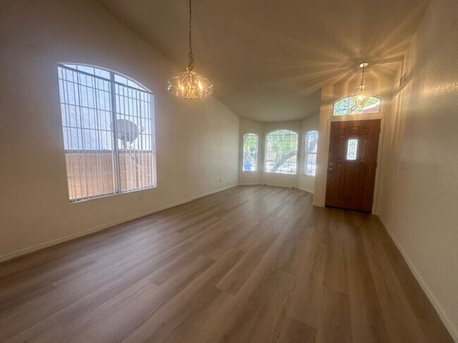 Foto del edificio - LAKEWOOD TWO STORY 4 BEDROOM HOME WITH NEW...