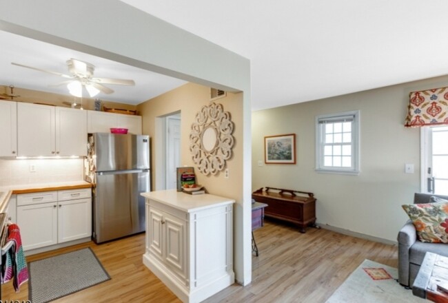 kitchen & Hallway - 29 Smithfield Ct