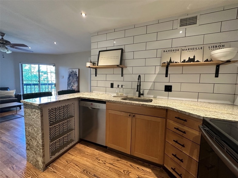 Foto principal - 18333 Roehampton Dr