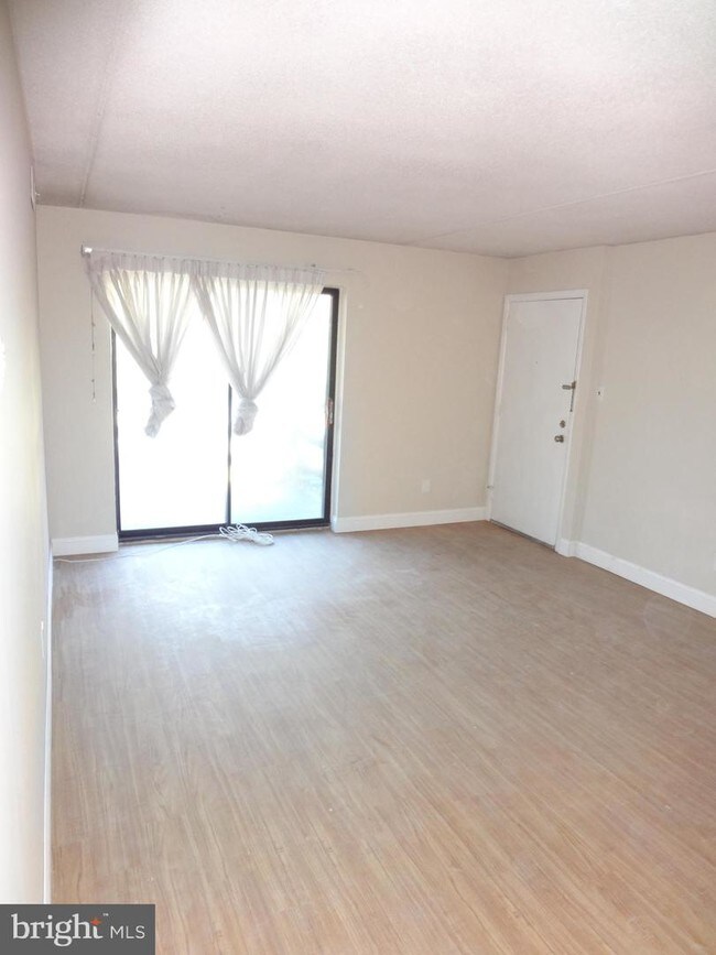 Building Photo - 5200 Hilltop Dr