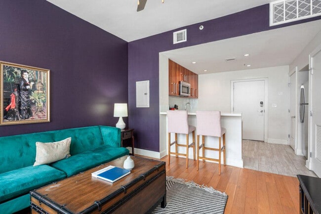 Building Photo - 925 Common St