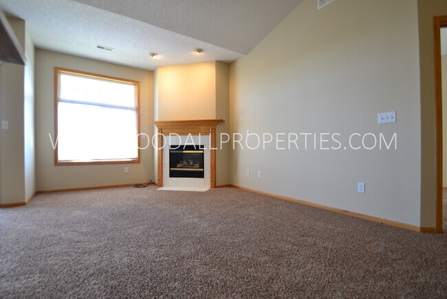 Building Photo - 2 Bedroom condo with 1 3/4 baths - 1 car g...