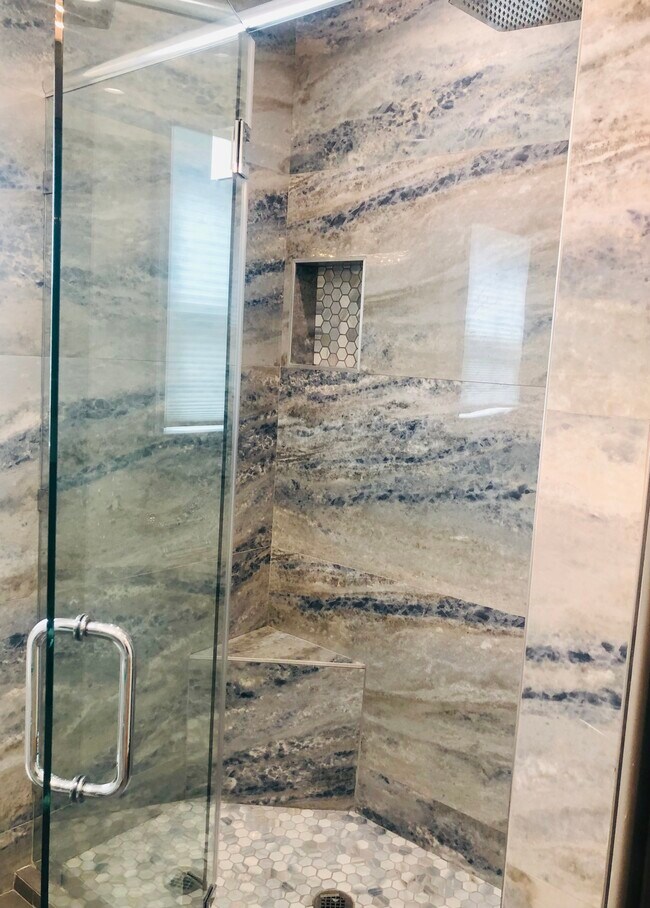 Gorgeous shower - 1232 Devon Ave
