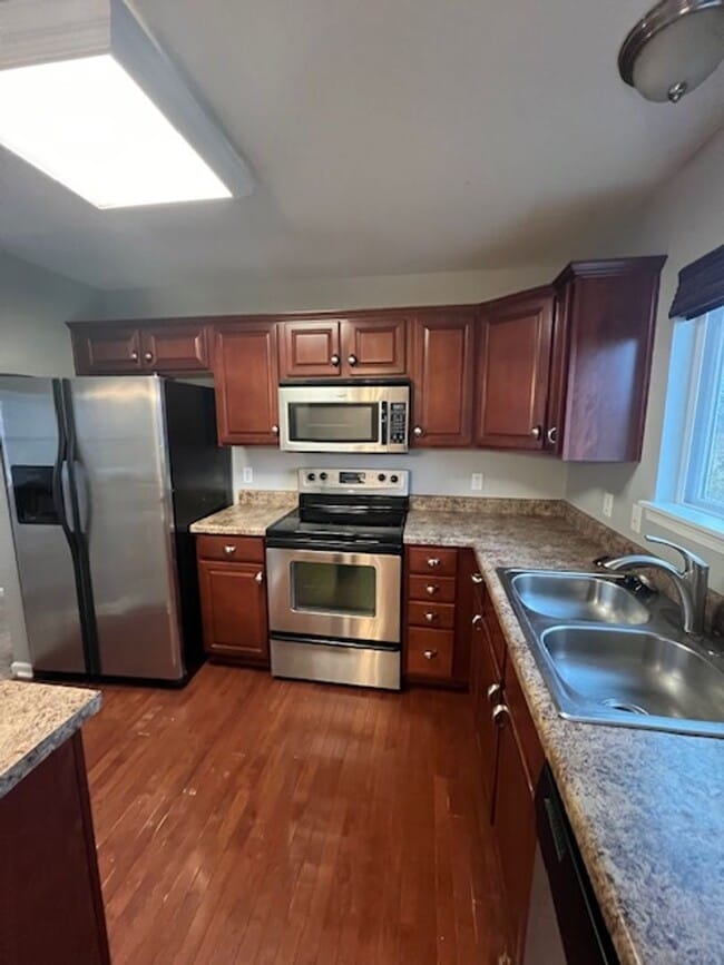 Building Photo - Cozy 3 Bedroom With Fenced Yard & Walking ...