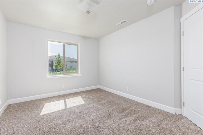 Building Photo - 3 Bed/ 2 Bath Home in South Kennewick