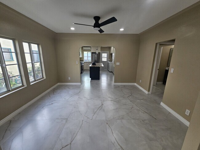 Comedor con entrada mediante arco a la cocina. - 918 E Elk Ave