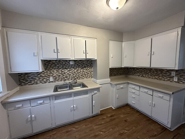 Building Photo - 1452 Myott Ave