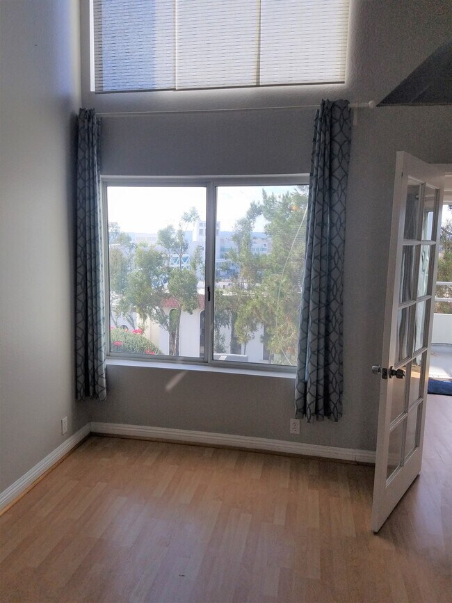Building Photo - Gorgeous 2 bed 2 bath nestled in heart of Mission Viejo