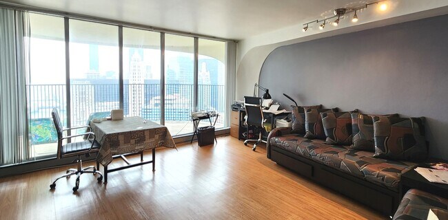 Foto del edificio - 300 N State St