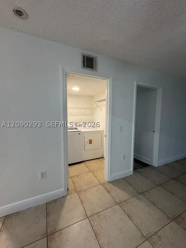 Building Photo - 1566 Lake Crystal Dr