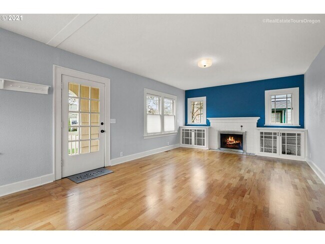 Building Photo - Charming Bungalow in the Heart of the Popu...