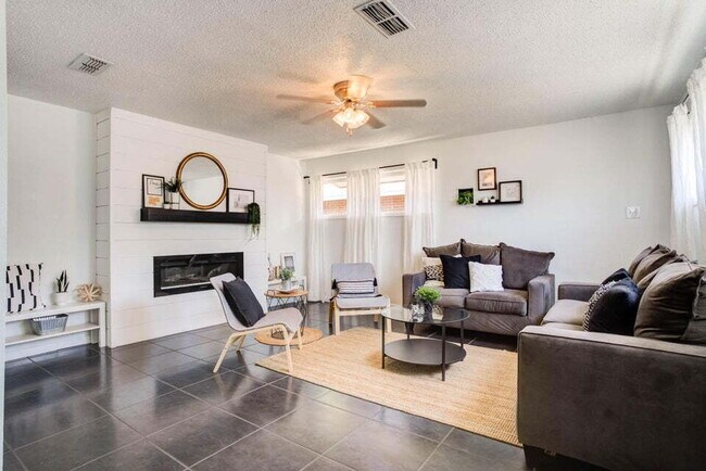 Foto del edificio - Beautifully Updated Home with Modern Amenities and Extra Space!