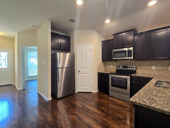 Foto del edificio - RENT REDUCTION - AVAILABLE NOW!