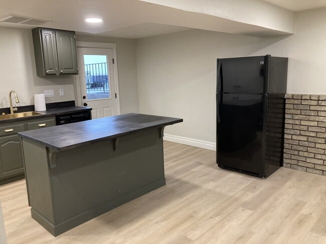 Building Photo - 1391 E McCormick Way