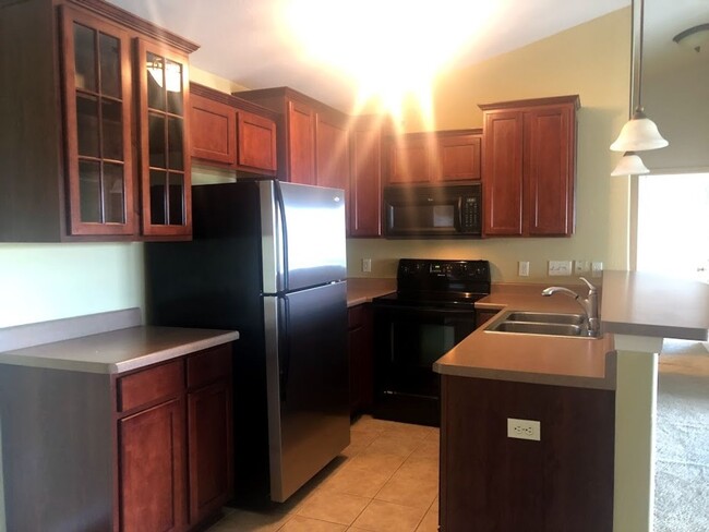 Building Photo - Large 2 Bedroom Plus Den, 2 Bath Upper Con...