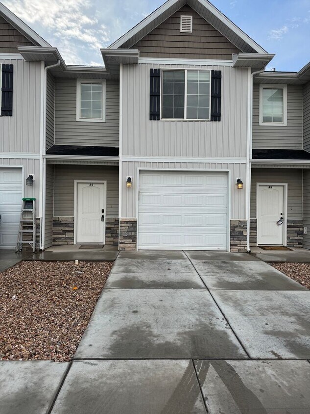Foto principal - Nice 3 bedroom 2.5 bathroom townhome.