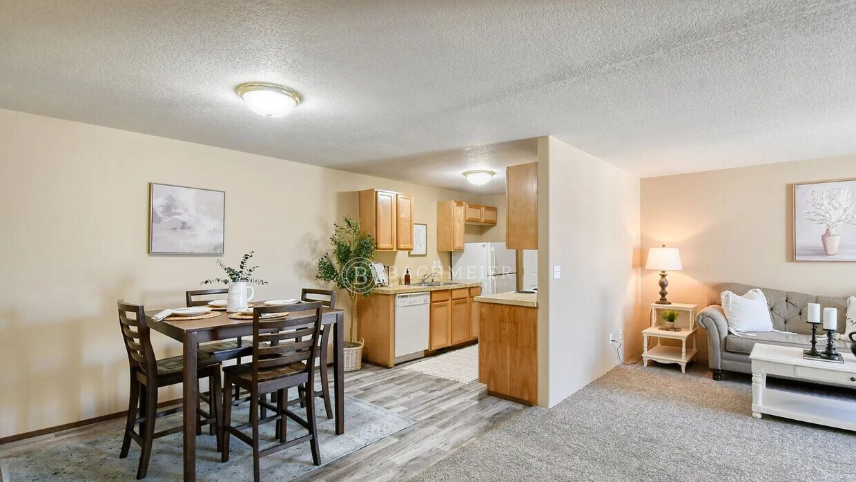 Foto principal - 3 Bed, 2 Bath Townhome