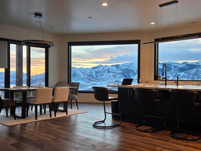 Comedor - 11624 White Tail Ct