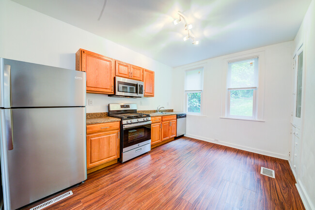 Building Photo - AVAILABLE AUGUST  - RENOVATED 2+ Bedroom H...