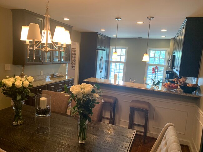 Vista del comedor a la cocina (segundo piso).. - 2367 S Queen St