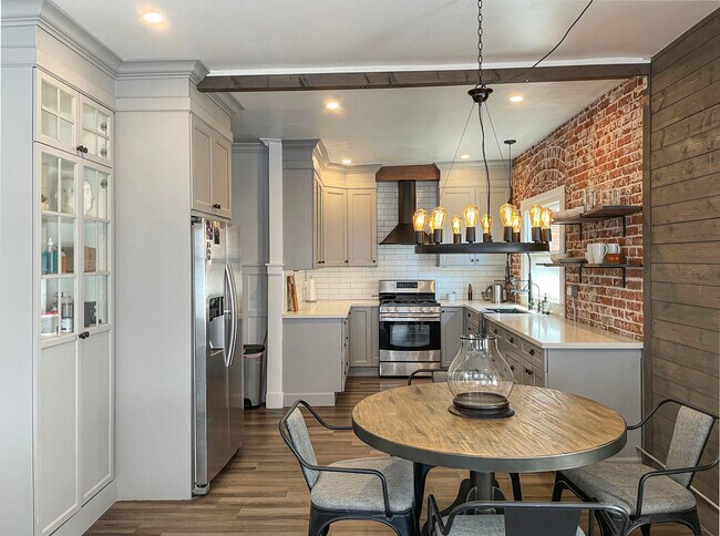 Foto del edificio - 2121 James M Wood Blvd