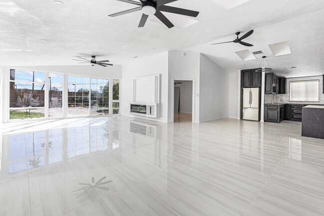 Foto del edificio - 4401 W McRae Way