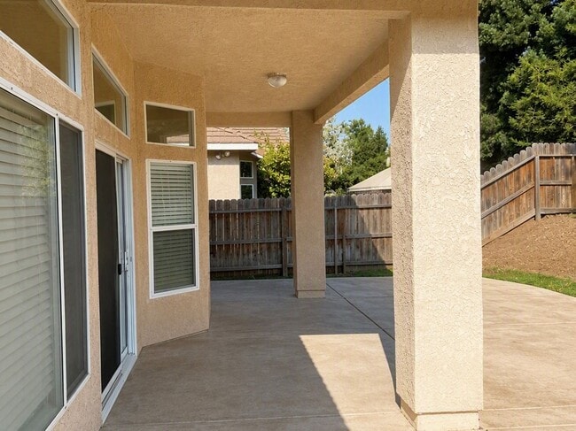 Foto del edificio - 5594 W Bluff Ave