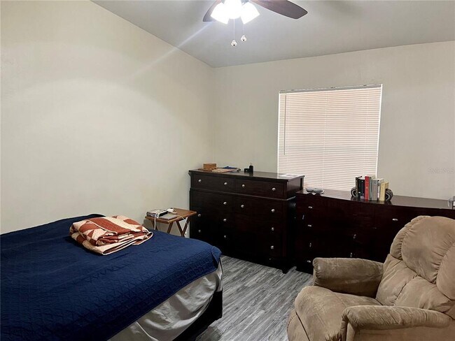 Foto del edificio - 329 NW 48th Blvd