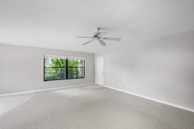 Foto del edificio - 361 SW South River Dr