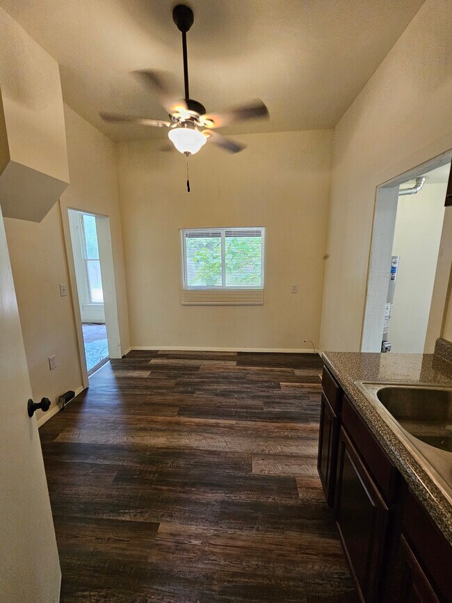 Foto del edificio - 1250 N Jefferson Ave