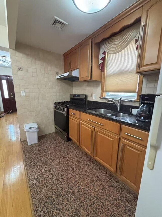 Foto del edificio - 50-37 190th St