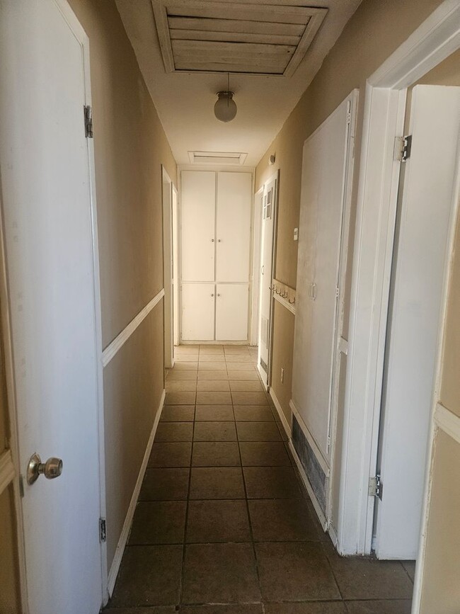 Foto del edificio - 3 BEDROOM, 2 BATHROOM HOME IN VICTORVILLE....