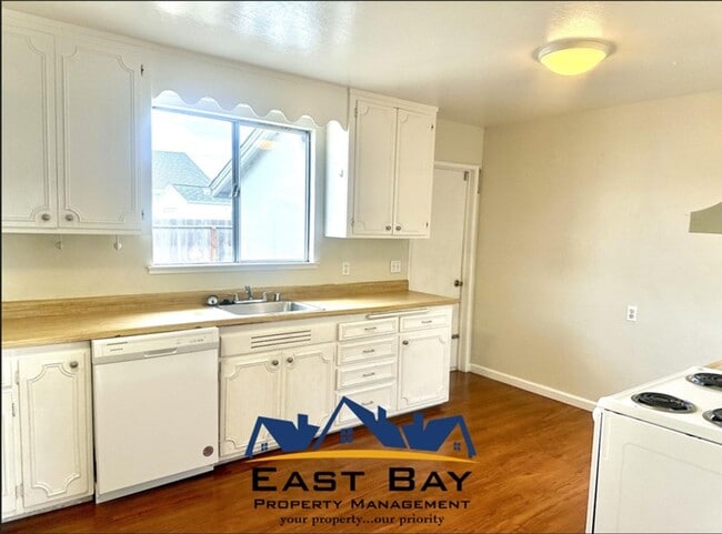 Building Photo - COMING SOON! $2090 / 2 BR - 1005 S.F. GREA...
