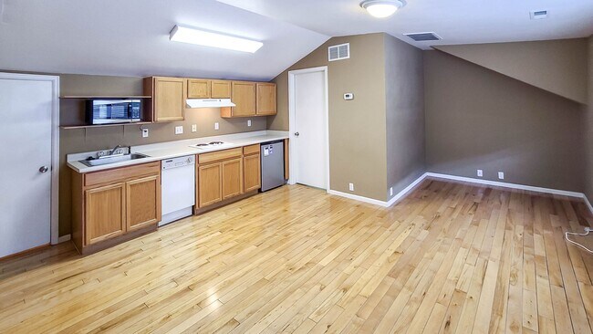 Building Photo - $1111 - Studio/1BA Close to Downtown Color...