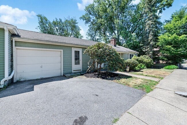 Building Photo - 11-15 Suban Pl