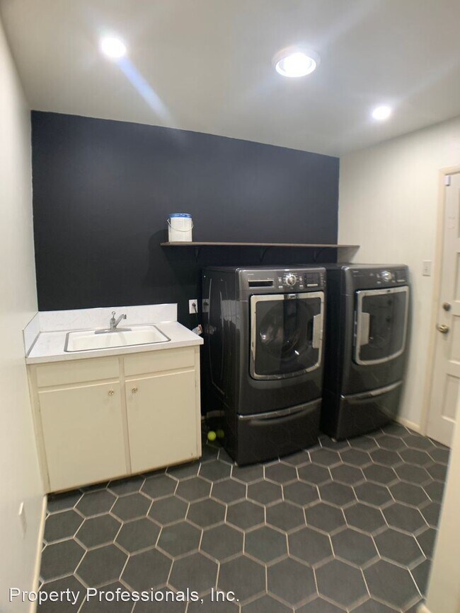 Building Photo - 3 br, 2 bath House - 513 Oakwood Blvd