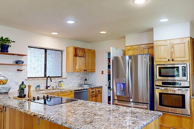 Foto del edificio - 1990 Camino Redondo