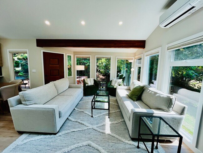 Foto del edificio - Stylishly Remodeled, 4 Bedroom, Furnished ...